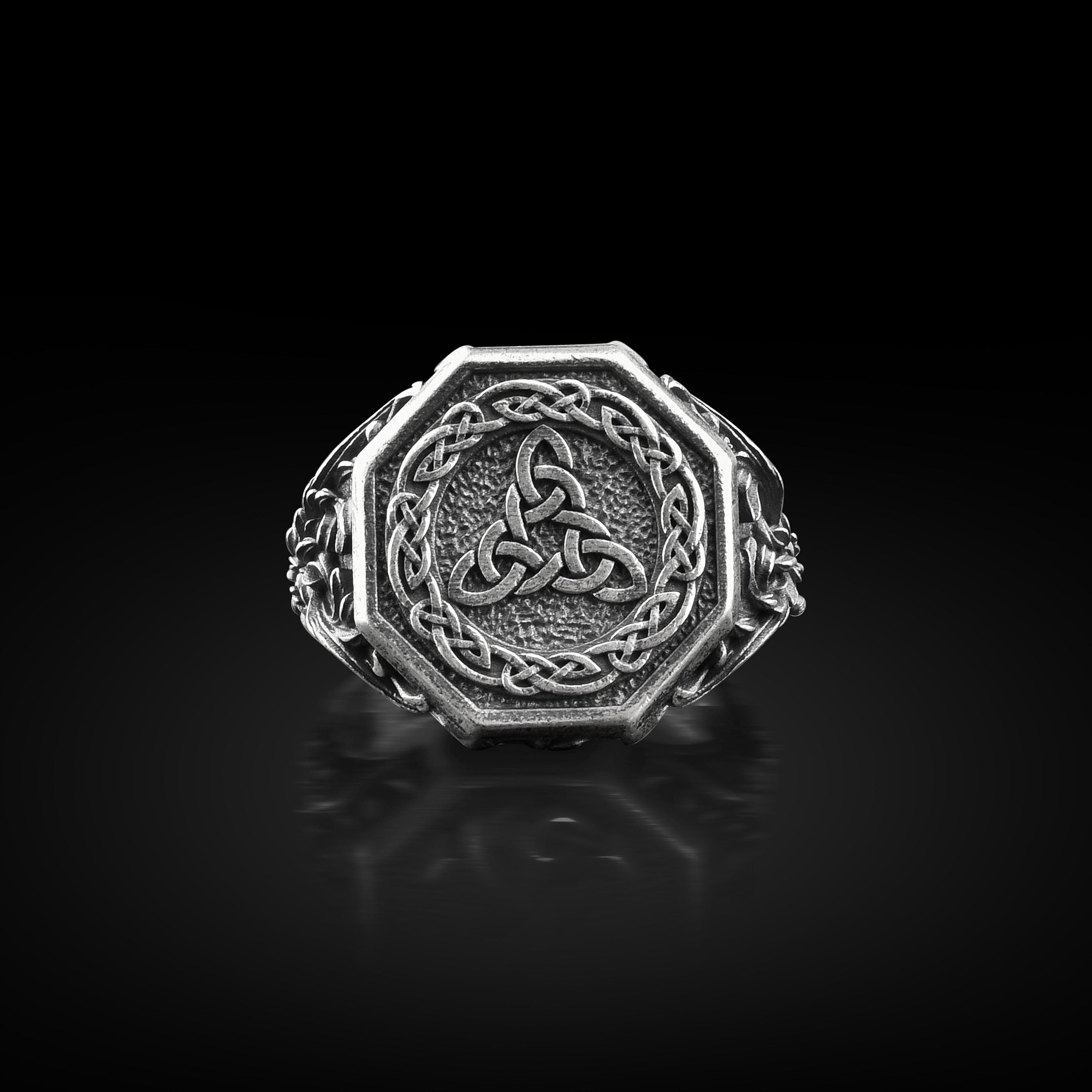 The Rollerstone Triquetra Unique Signet Ring Men in Silver, Engraved Trinity Celtic Knot Ring for Boyfriend in Silver, Minimalist Pagan Jewelry, Unique Gift jewellery
